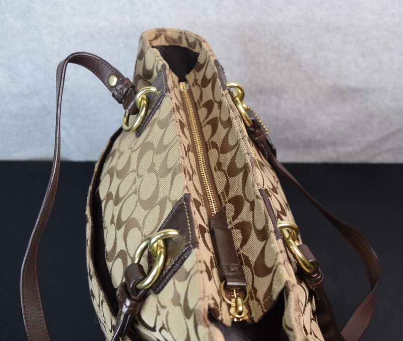 Coach Zip - Image 4