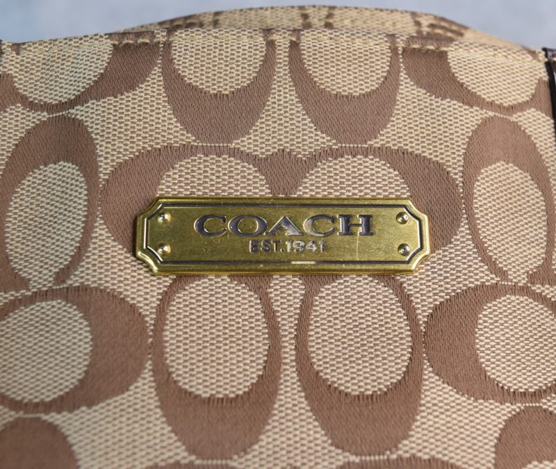 Coach Zip - Image 6